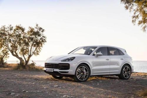 海外媒體motor1曝光了一組保時(shí)捷新款卡宴的測(cè)試諜照
