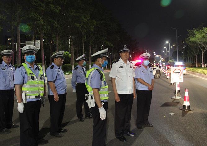 六安交警支隊(duì)民警急送考生家長回家取考試用具