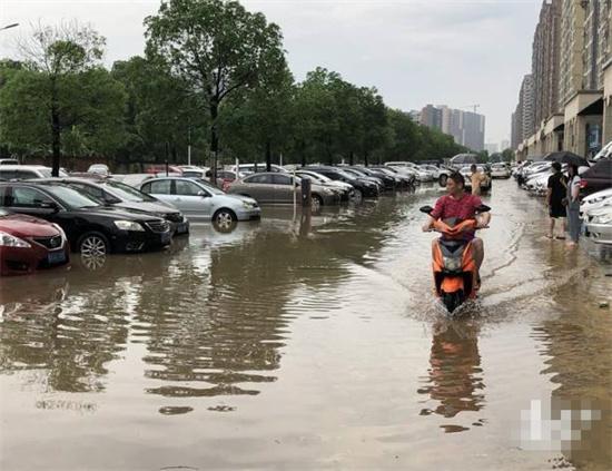 驚險(xiǎn)！東莞暴雨中外賣(mài)小哥摔倒被水沖走，眾人合力營(yíng)救引發(fā)熱議