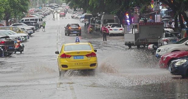 重慶遭遇強降雨，市民共渡雨水難關，交通受阻局部地區(qū)面臨地質災害風險