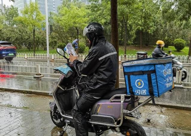 臺風(fēng)“杜蘇芮”襲擊北京，特大暴雨引發(fā)水患，陸軍直升機(jī)緊急空投救援物資