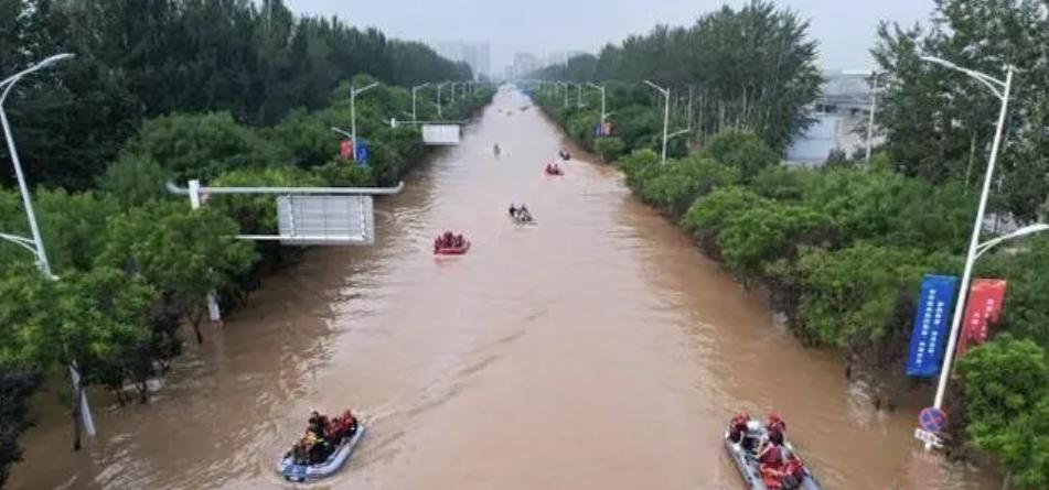 涿州救援見(jiàn)聞：“從未想過(guò)，有一天會(huì)在這條路上坐船”