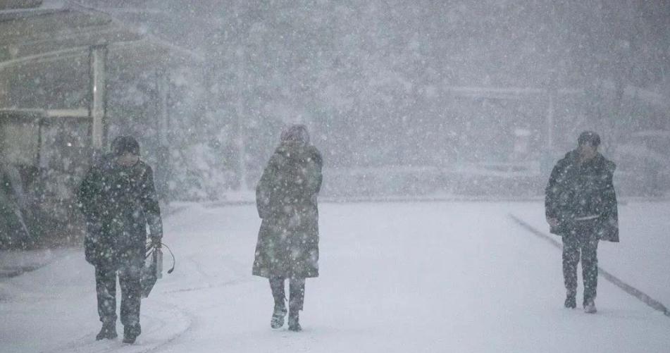 中央氣象臺(tái)發(fā)布多地天氣預(yù)警，凍雨和暴雪齊襲，年底雨雪持續(xù)關(guān)注