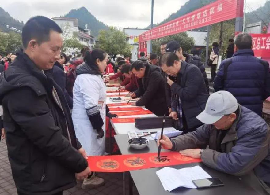 用筆墨書香送祝福，共建愛滿社區(qū)福滿家