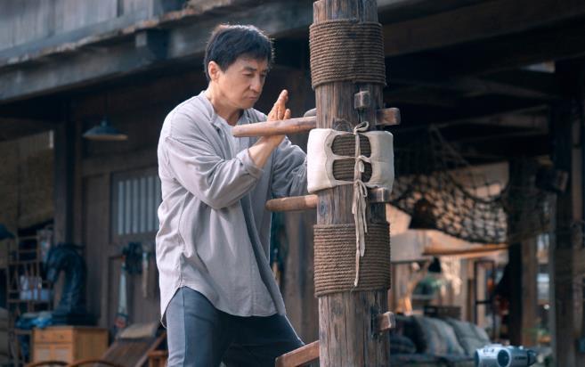 成龍69歲春晚展拳，氣貫長虹揮灑中華力量